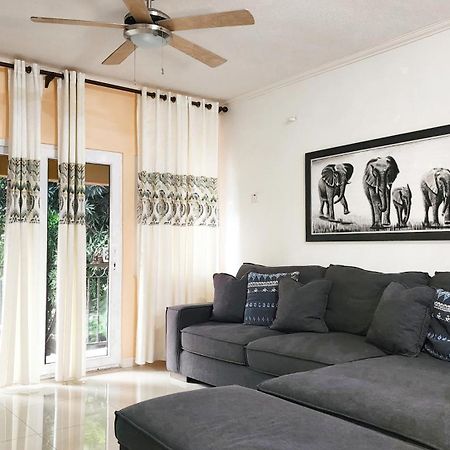 Central Upscale New Kingston Apt With Pool Exterior photo