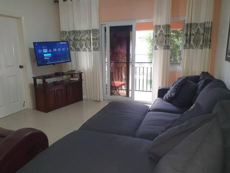 Central Upscale New Kingston Apt With Pool Exterior photo