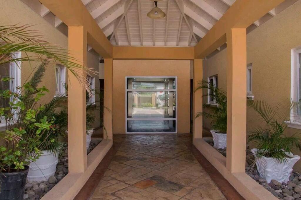 Central Upscale New Kingston Apt With Pool Exterior photo