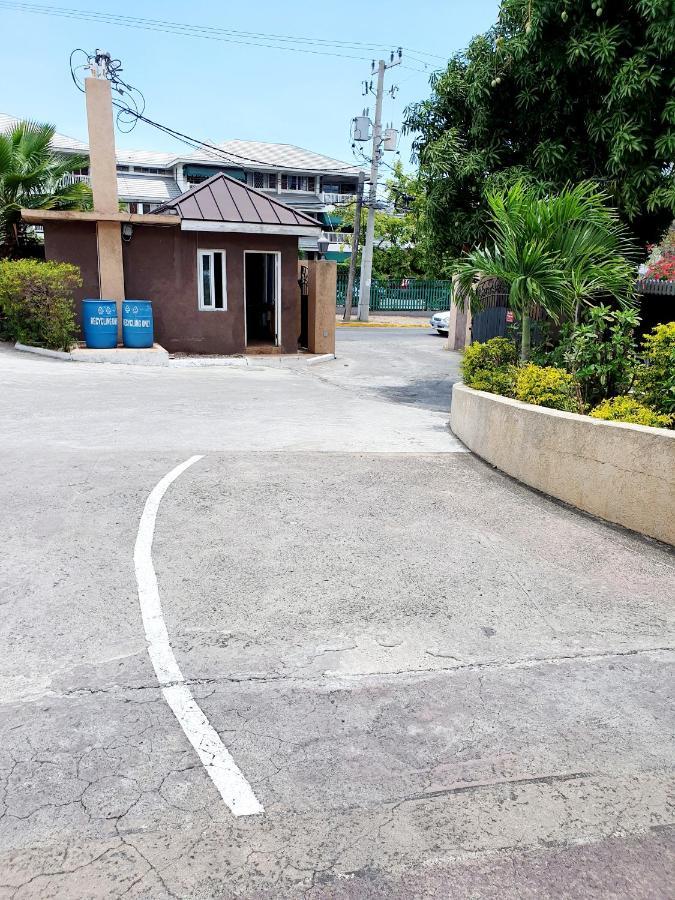 Central Upscale New Kingston Apt With Pool Exterior photo